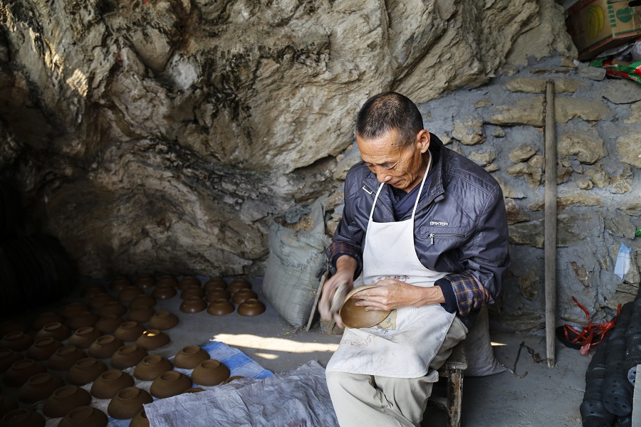 Ankang Craftsman Making Black Potterys