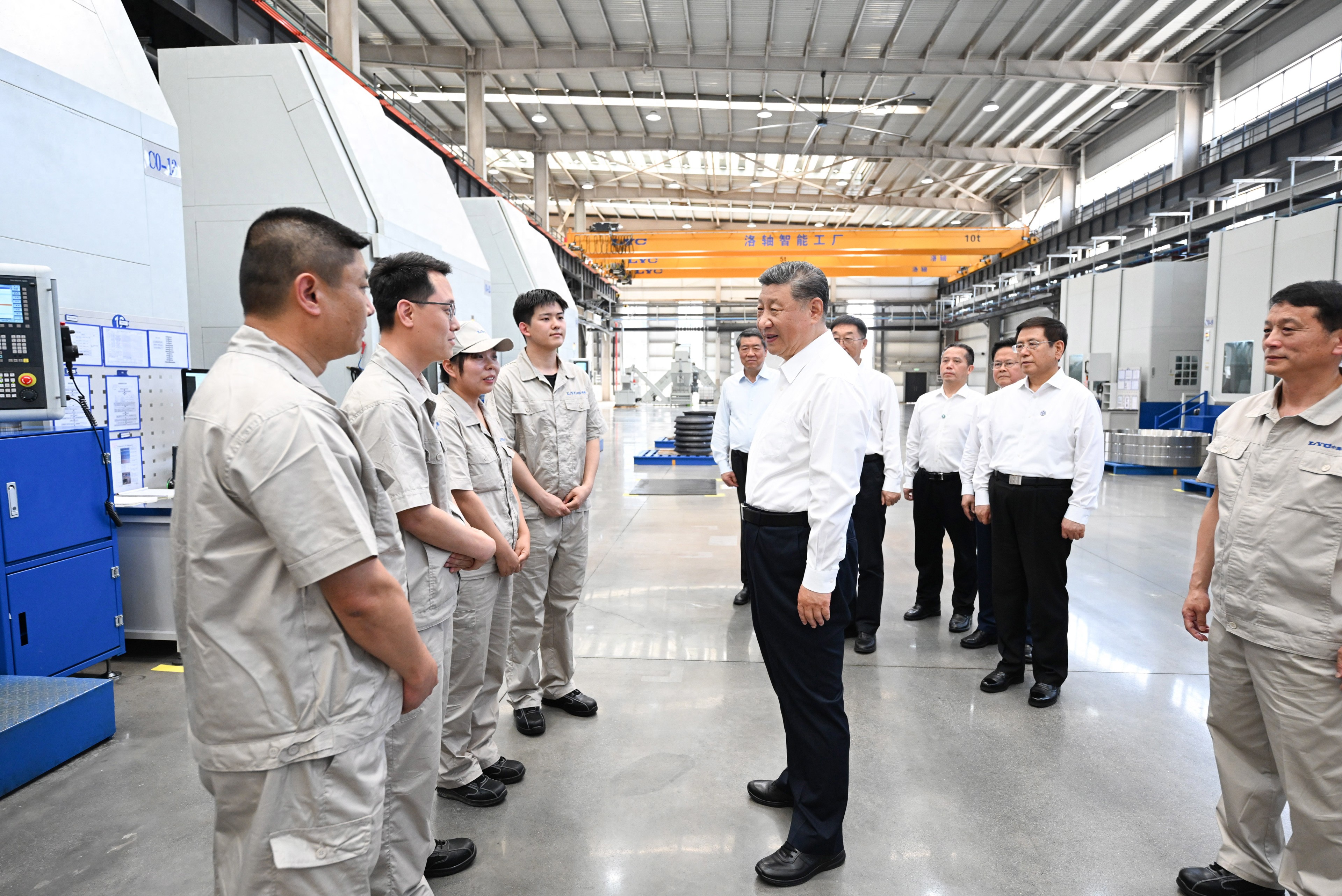 5月19日至20日，中共中央總書(shū)記、國(guó)家主席、中央軍委主席習(xí)近平在河南考察。這是19日下午，習(xí)近平在洛陽(yáng)軸承集團(tuán)股份有限公司智能工廠(chǎng)考察時(shí)，同企業(yè)職工親切交流。新華社記者 燕雁 攝