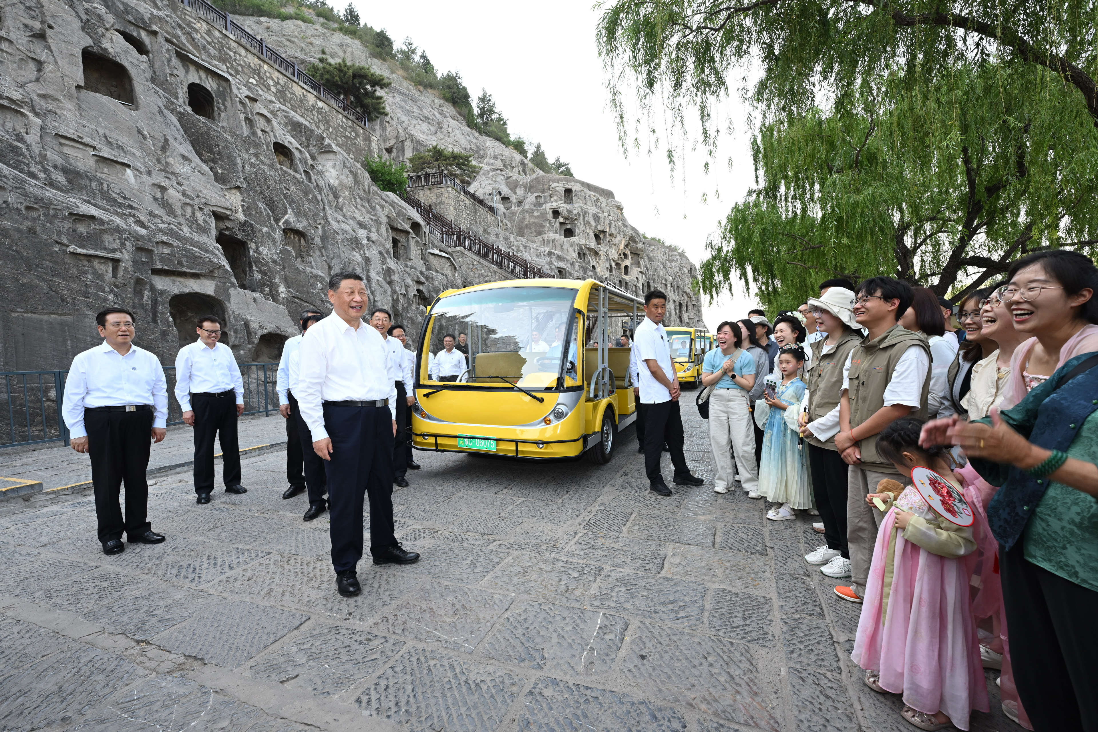 5月19日至20日，中共中央總書(shū)記、國(guó)家主席、中央軍委主席習(xí)近平在河南考察。這是19日下午，習(xí)近平在洛陽(yáng)龍門(mén)石窟考察時(shí)，同游客親切交流。新華社記者 謝環(huán)馳 攝