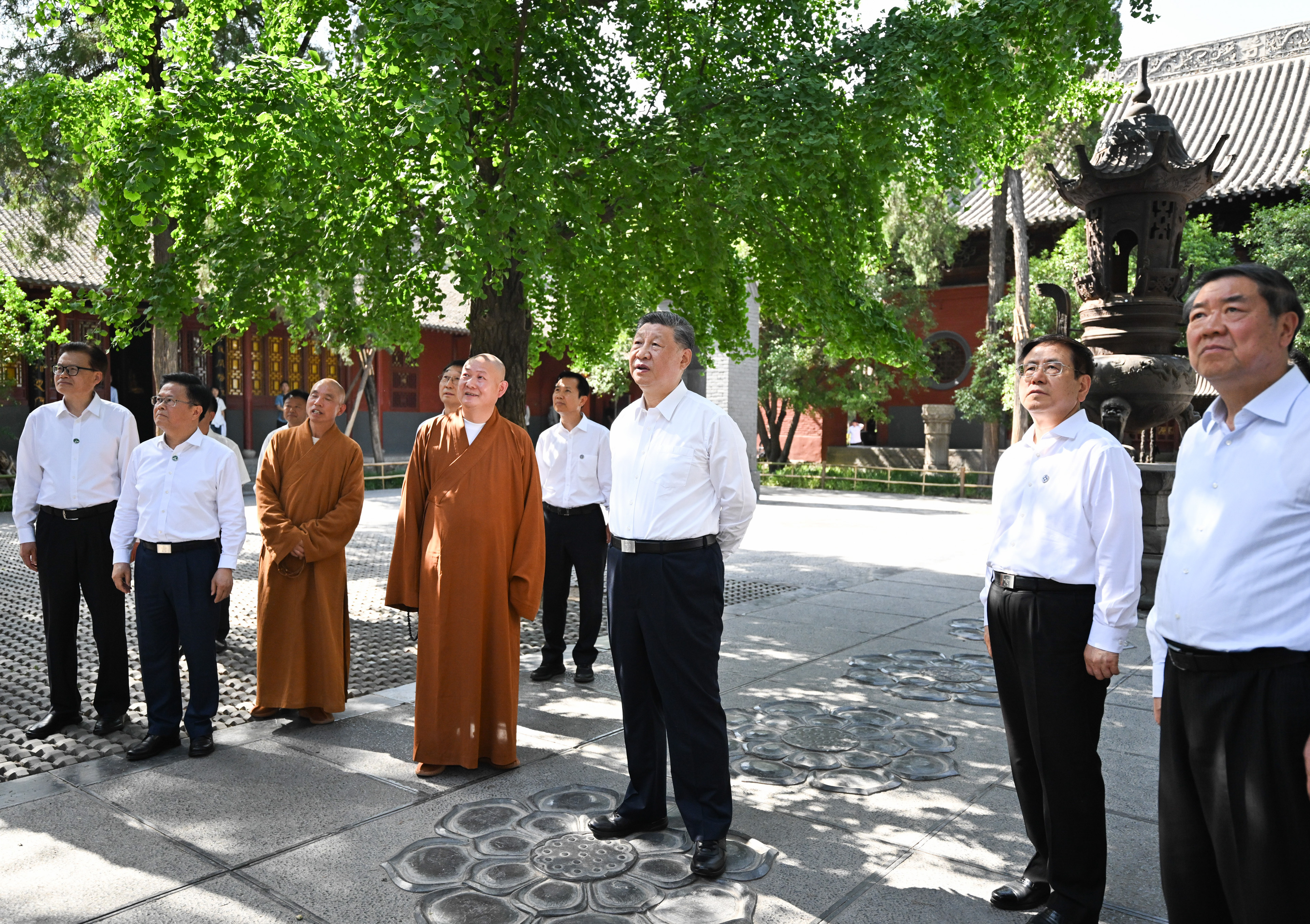 5月19日至20日，中共中央總書(shū)記、國(guó)家主席、中央軍委主席習(xí)近平在河南考察。這是19日下午，習(xí)近平在洛陽(yáng)白馬寺考察。新華社記者 燕雁 攝