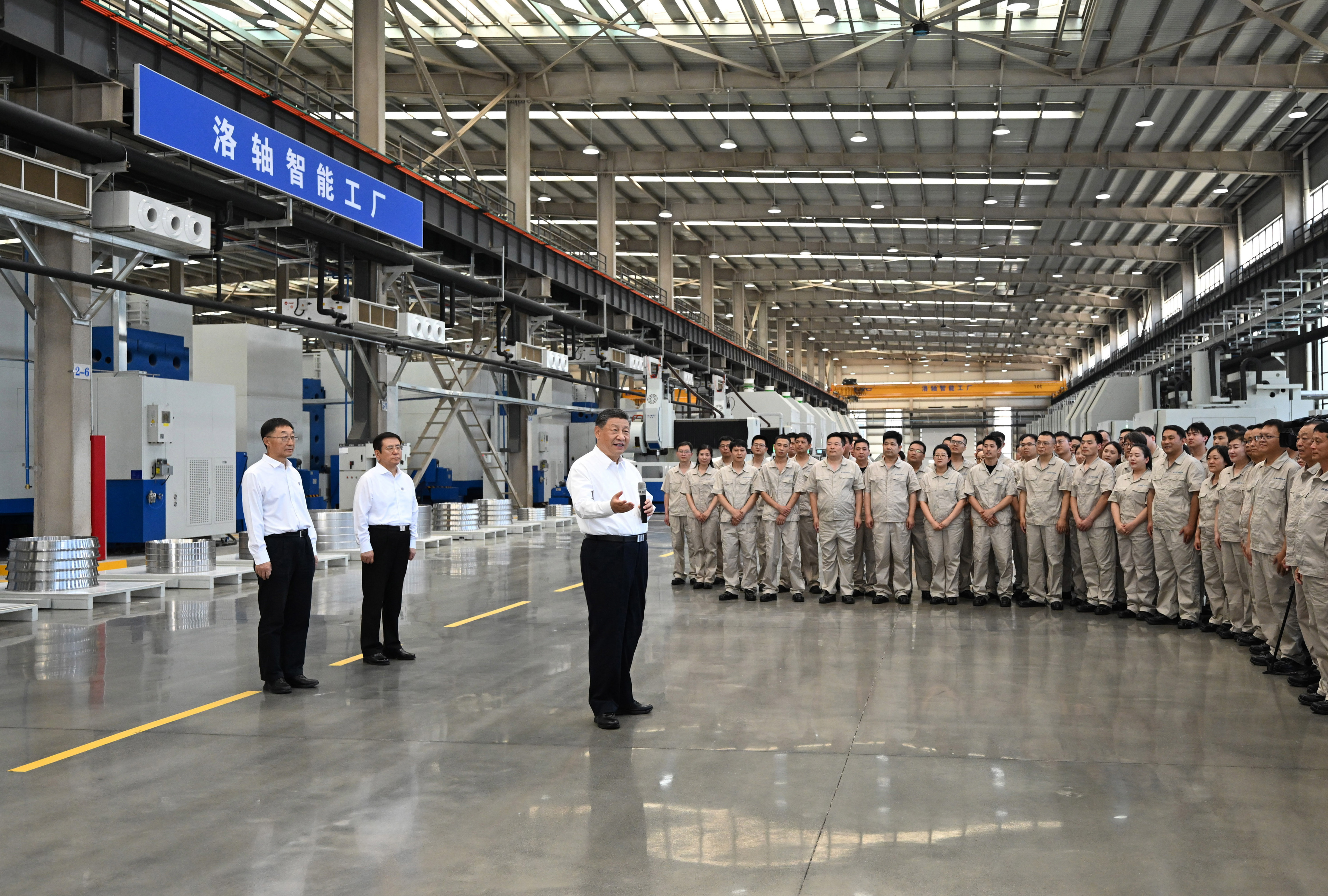 5月19日至20日，中共中央總書(shū)記、國(guó)家主席、中央軍委主席習(xí)近平在河南考察。這是19日下午，習(xí)近平在洛陽(yáng)軸承集團(tuán)股份有限公司智能工廠(chǎng)考察時(shí)，同企業(yè)職工親切交流。新華社記者 燕雁 攝