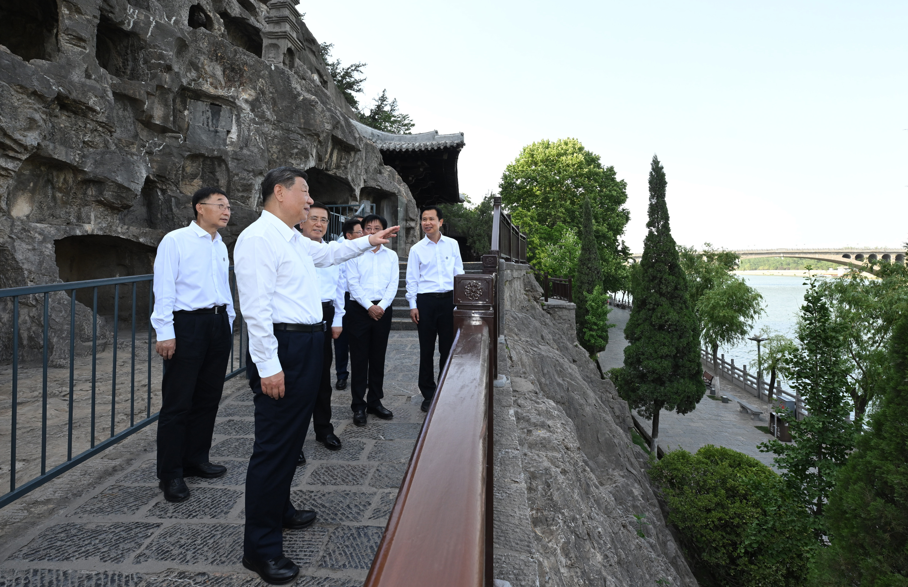 5月19日至20日，中共中央總書(shū)記、國(guó)家主席、中央軍委主席習(xí)近平在河南考察。這是19日下午，習(xí)近平在洛陽(yáng)龍門(mén)石窟考察。新華社記者 謝環(huán)馳 攝