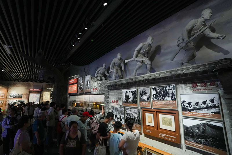 2025年7月8日，參觀者在中國人民抗日戰(zhàn)爭紀(jì)念館參觀《為了民族解放與世界和平》主題展覽。