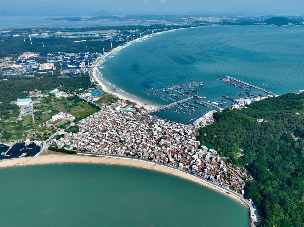 這是2024年10月16日拍攝的福建省漳州市東山縣澳角村（無(wú)人機(jī)照片）。新華社記者姜克紅攝