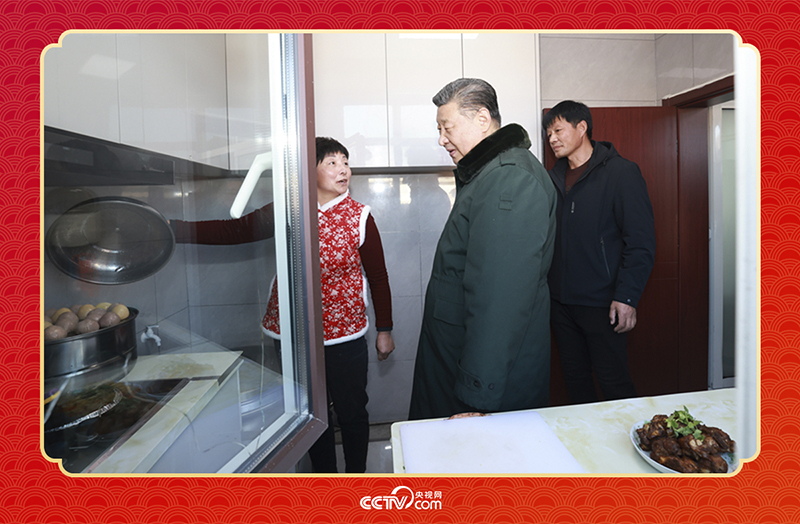 2025年春節(jié)前夕，習近平總書記在遼寧葫蘆島市綏中縣明水滿族鄉(xiāng)祝家溝村考察時，走進村民朱西存家看望。