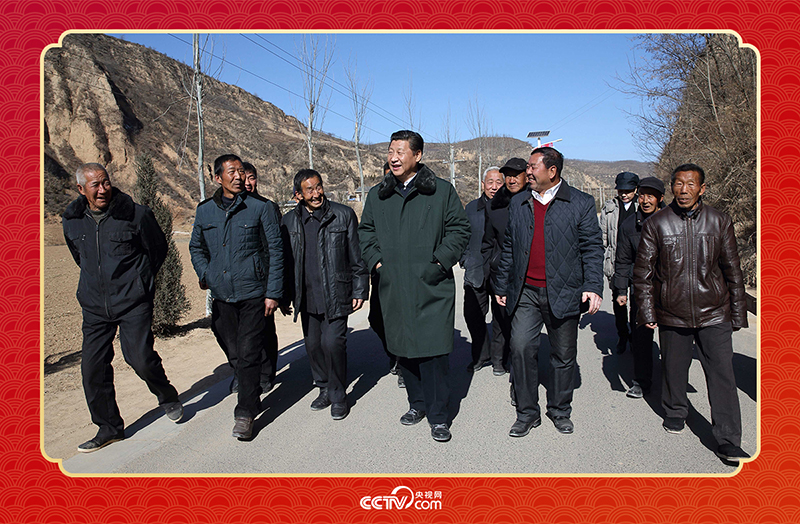 2015年春節(jié)前夕，習近平總書記回到陜西延安梁家河村看望鄉(xiāng)親。