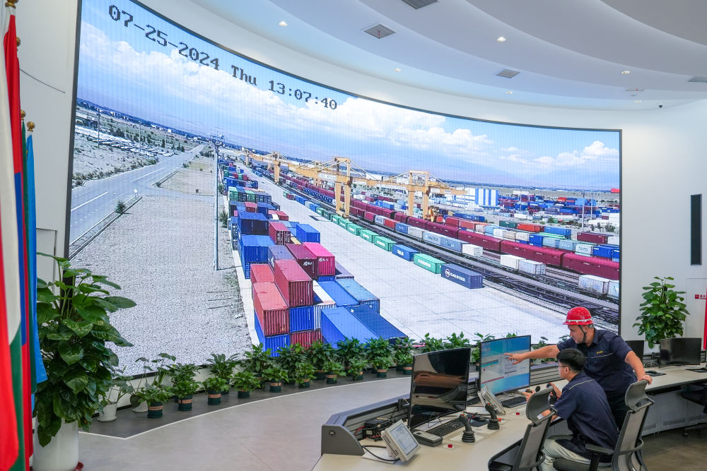 △ 在中哈（連云港）物流合作基地，工作人員通過“中哈物流場站”信息化跟蹤系統(tǒng)查看集裝箱運(yùn)輸情況（2024年7月25日攝）。