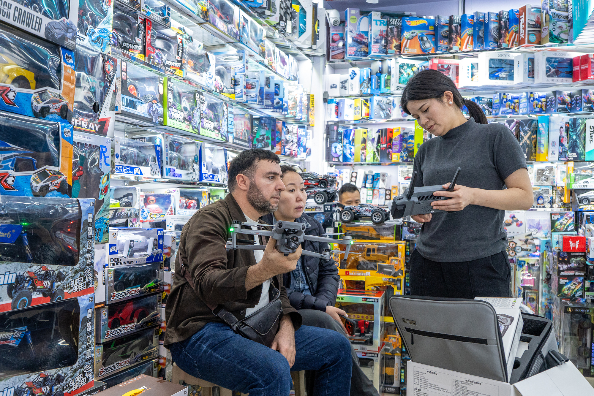 2026年4月1日，外商在浙江義烏國際商貿城洽談采購小商品。