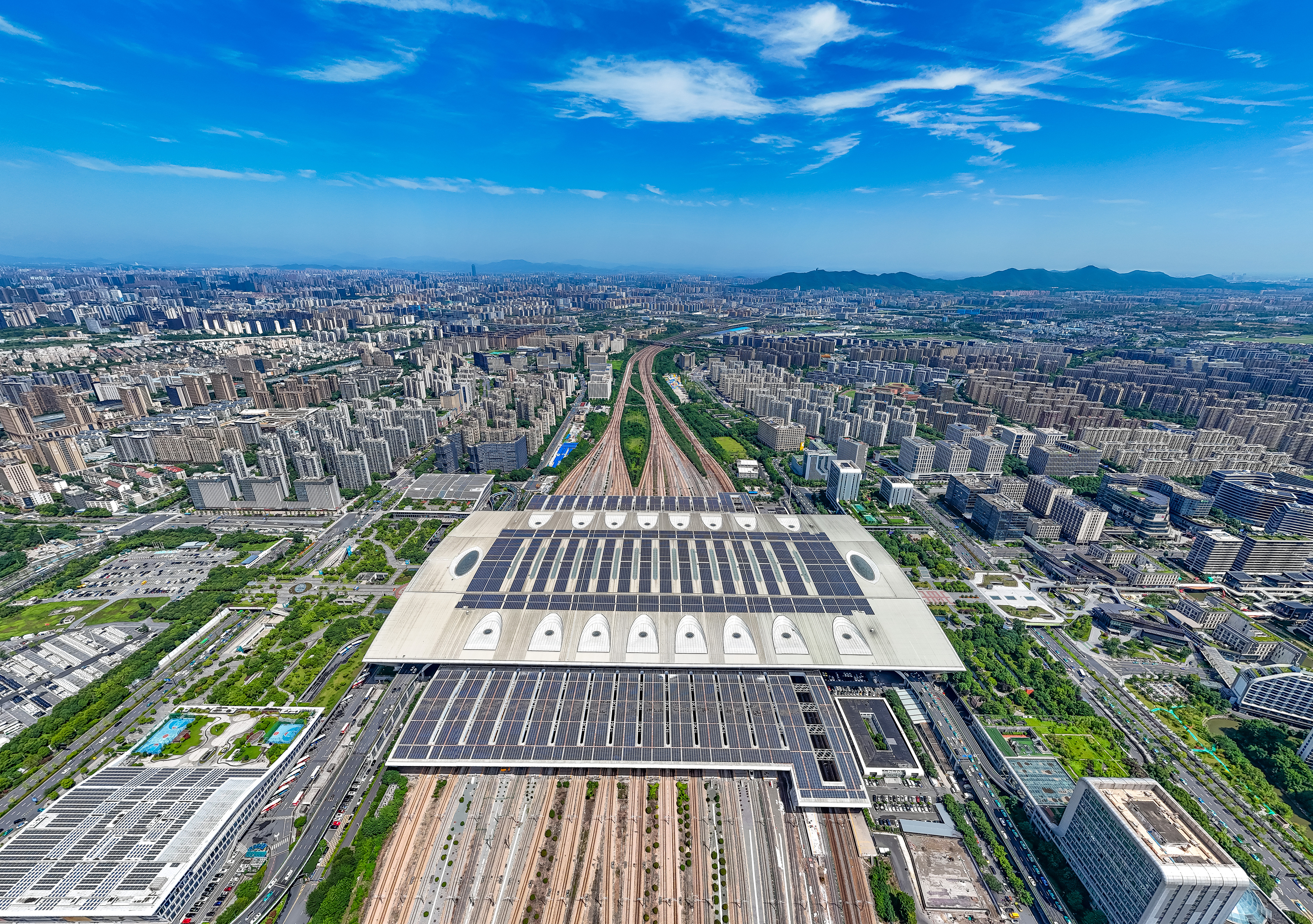 2025年10月29日，浙江杭州，航拍杭州東站站房屋頂及南北雨棚光伏發(fā)電方陣。